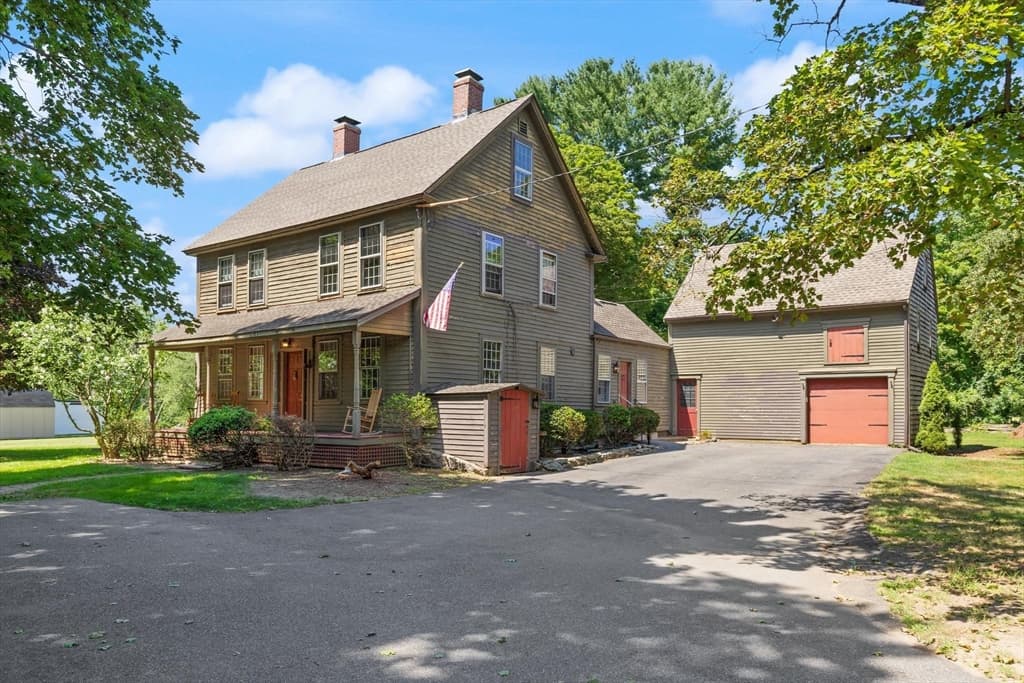 10 Poquanticut Ave, Easton MA 02334