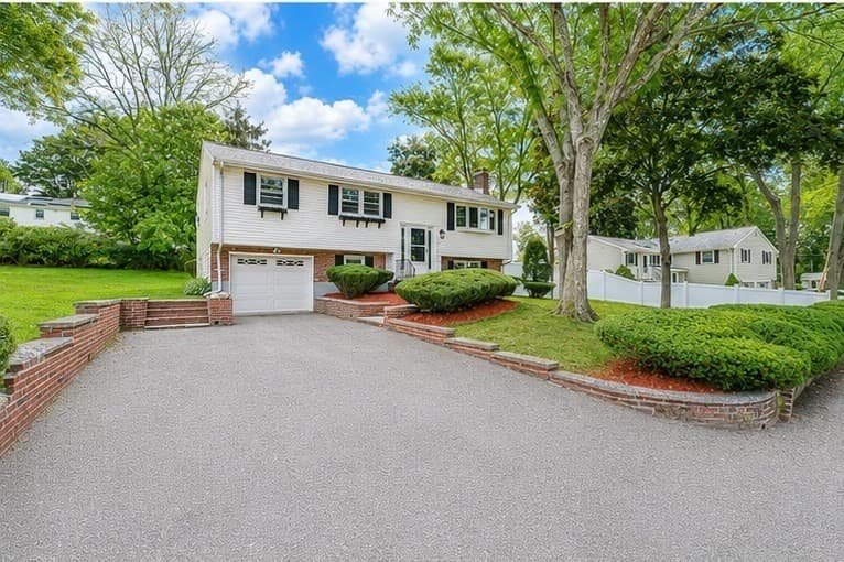 11 Coweeset Dr, Brockton MA 02301 photo 2