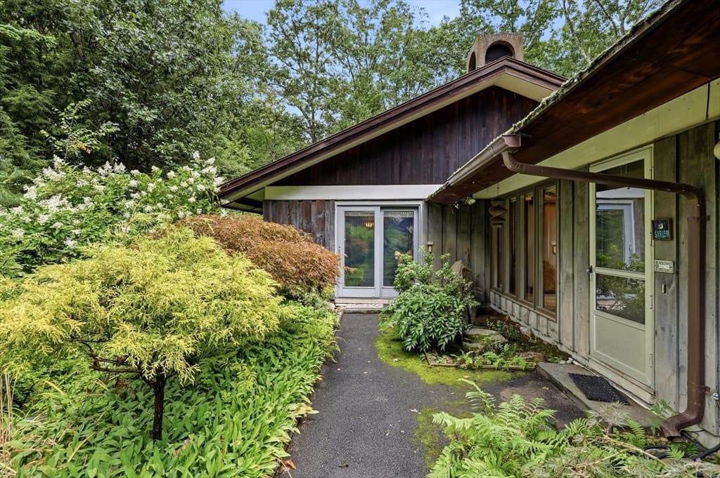 8 Morgan Cir, Amherst MA 01002