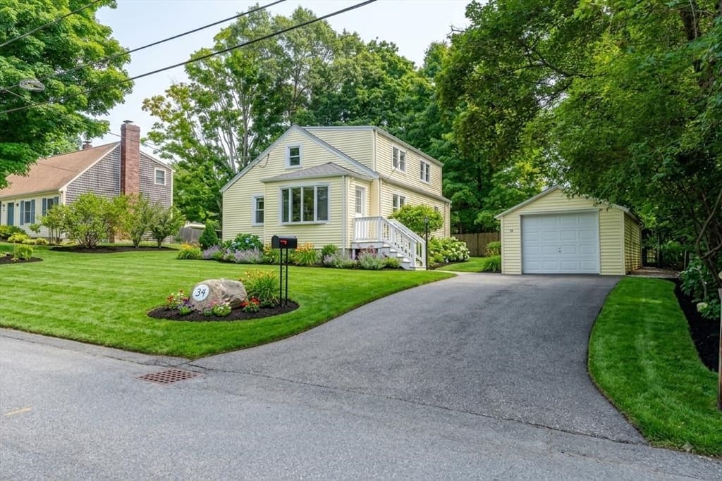 34 Hawthorne St, North Attleboro MA 02760