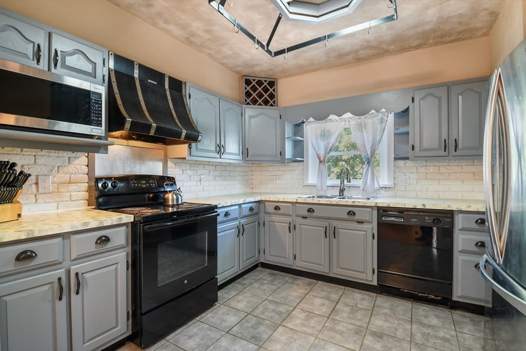 131 Foster St, Fall River MA 02721 photo 12