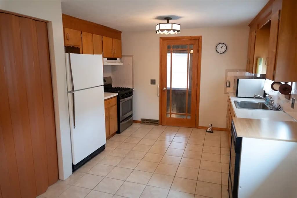 24 Hanson St, Brockton MA 02302 photo 3
