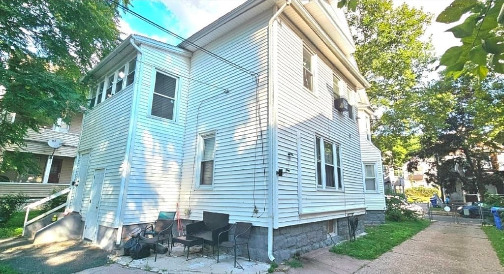 76 Acushnet Ave, Springfield MA 01105 photo 2