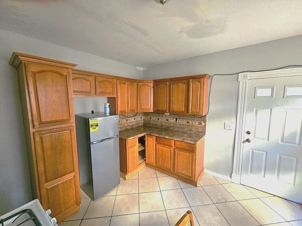 76 Acushnet Ave, Springfield MA 01105 photo 13