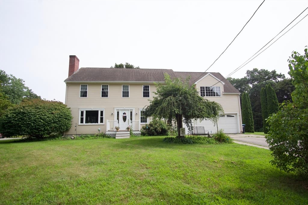 Single Family Residence at 4 Williams Rd, Sturbridge MA 01566, Sturbridge, photo 2 of 22