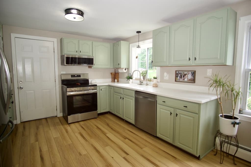 Single Family Residence at 4 Williams Rd, Sturbridge MA 01566, Sturbridge, photo 3 of 22