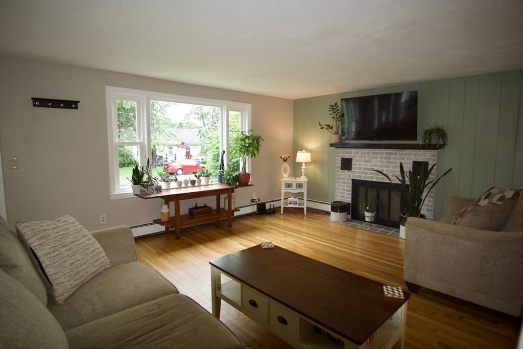 Single Family Residence at 4 Williams Rd, Sturbridge MA 01566, Sturbridge, photo 5 of 22