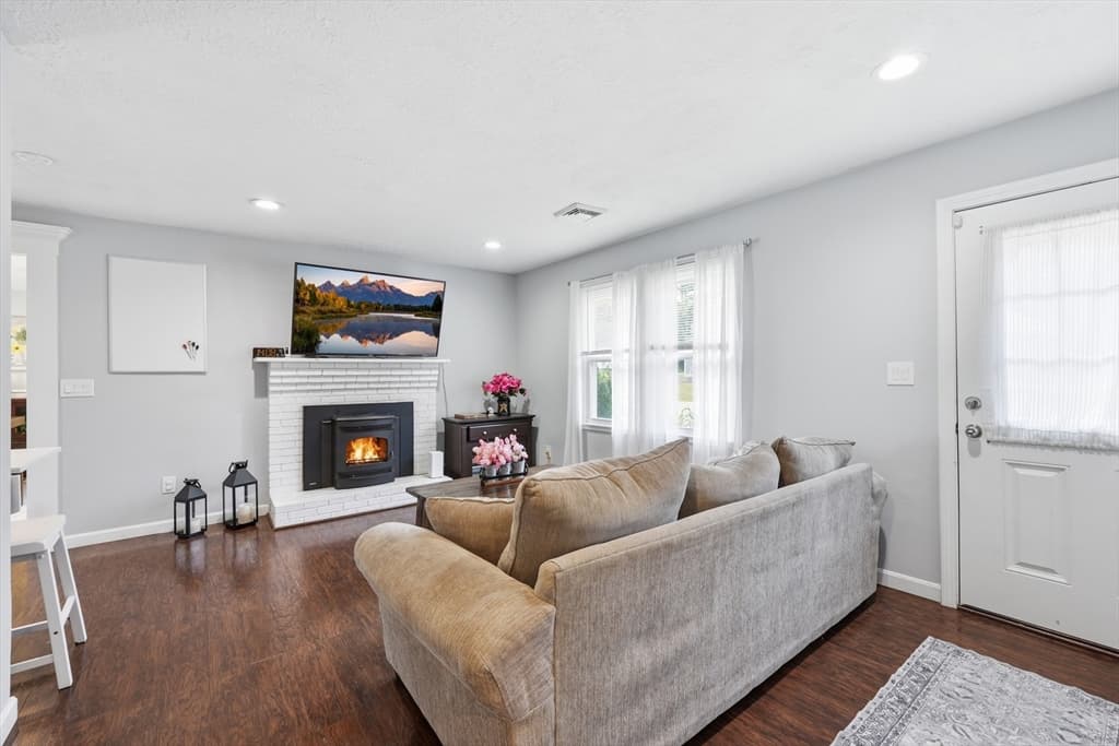 39 Riley Rd, Northborough MA 01532 photo 3