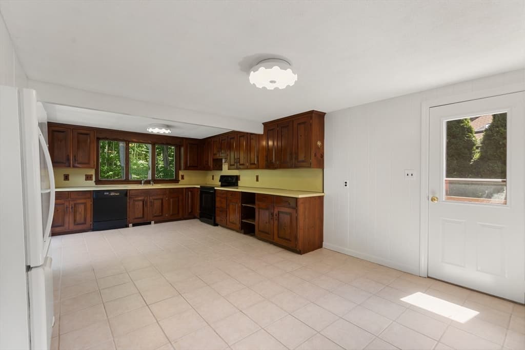 Single Family Residence at 59 Holly St, Gloucester MA 01930, Gloucester, photo 13 of 36