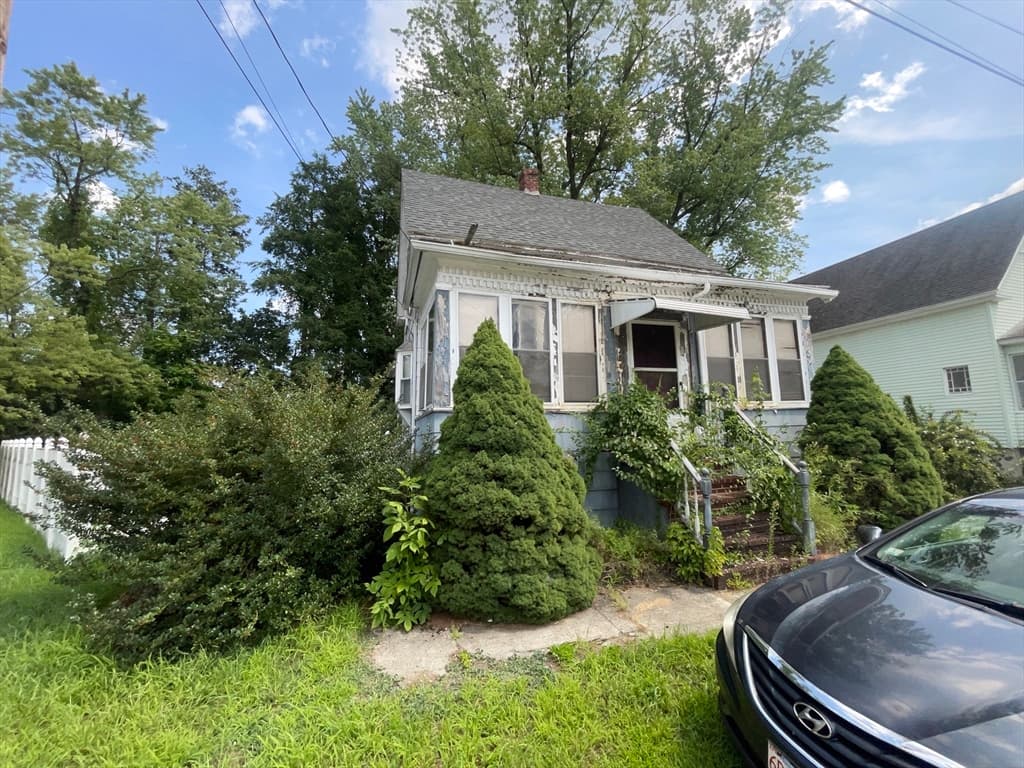 9 Wilfred St, Methuen MA 01844