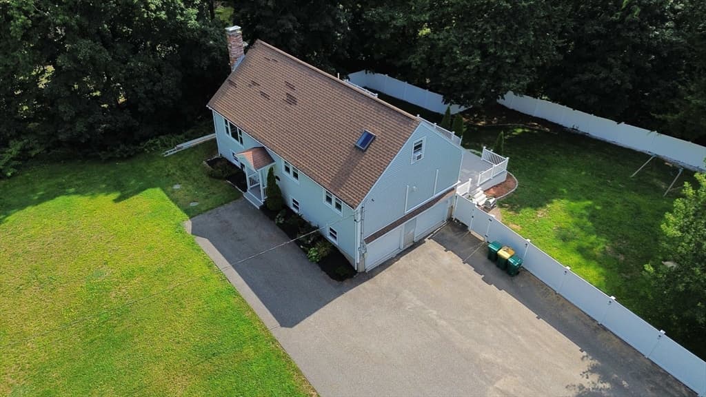 40 Poquanticut Ave, Easton MA 02334 photo 2