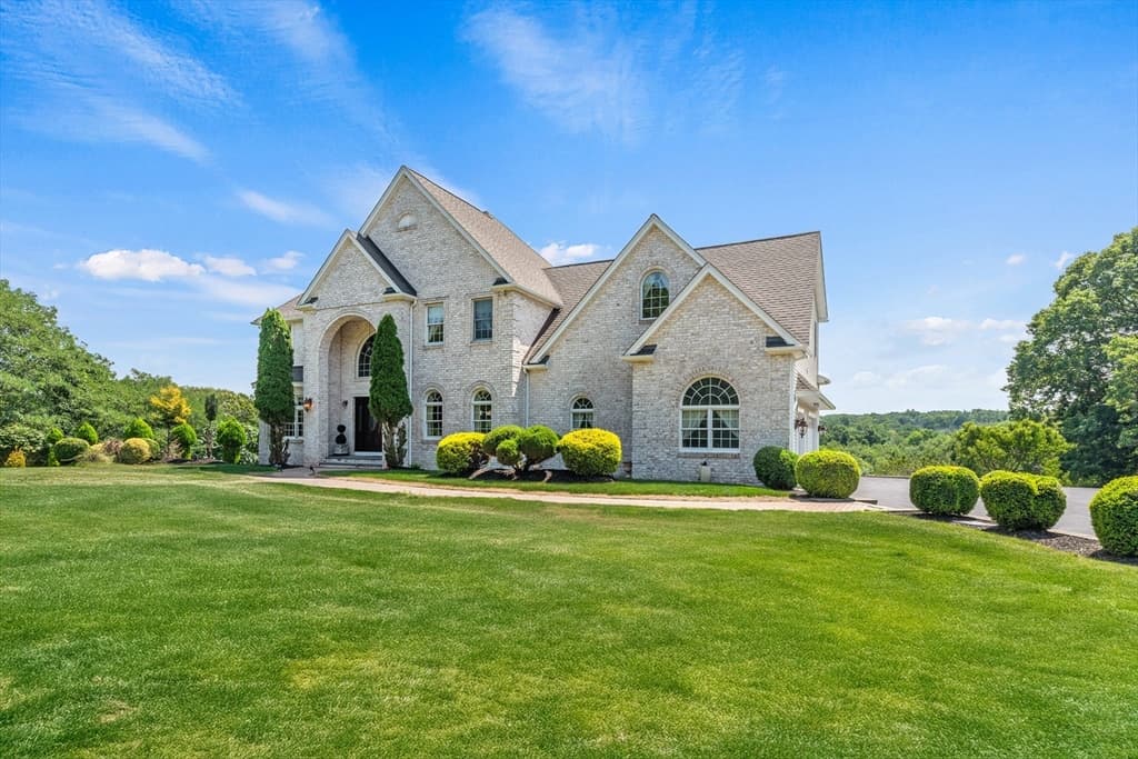 385 Scott Rd, Cumberland RI 02864 photo 2