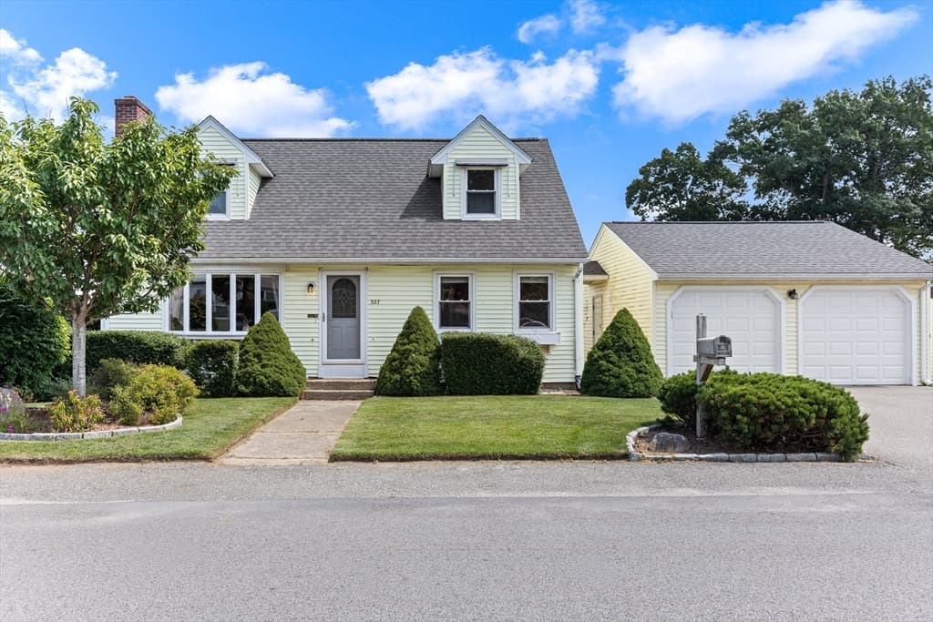 327 England St, Cumberland RI 02864
