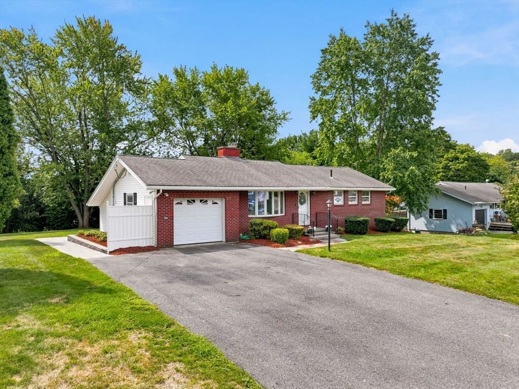19 Champlain Dr, Hudson MA 01749 photo 2