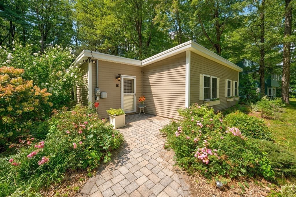 18 Woodland Dr, Lunenburg MA 01462