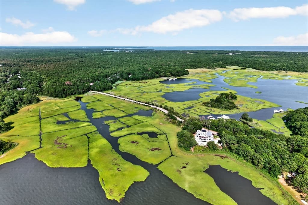 203 Monomoscoy Rd, Mashpee MA 02649
