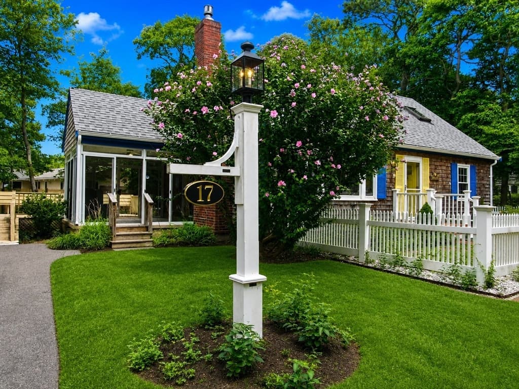 17 Cooper Rd, Falmouth MA 02536