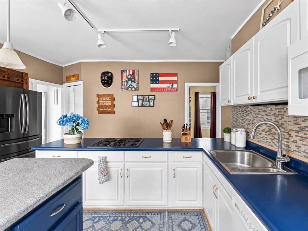 21 Salisbury St, New Bedford MA 02744 photo 9