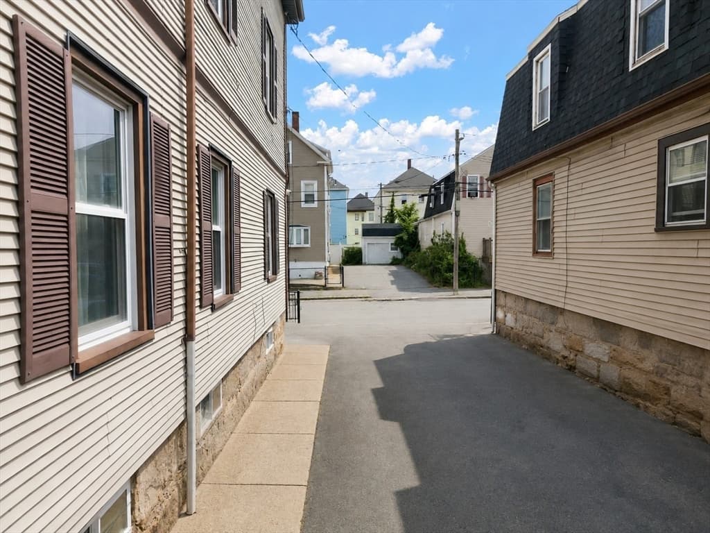 21 Salisbury St, New Bedford MA 02744 photo 4