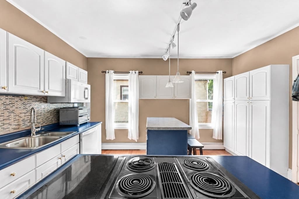21 Salisbury St, New Bedford MA 02744 photo 8