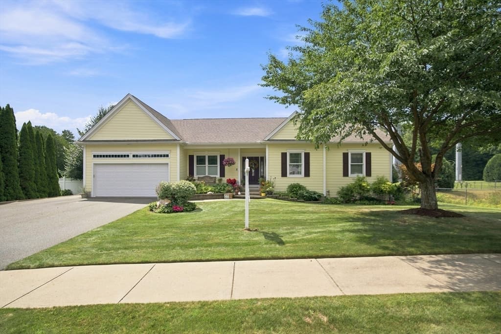 135 Lancaster Dr, Agawam MA 01001 photo 2