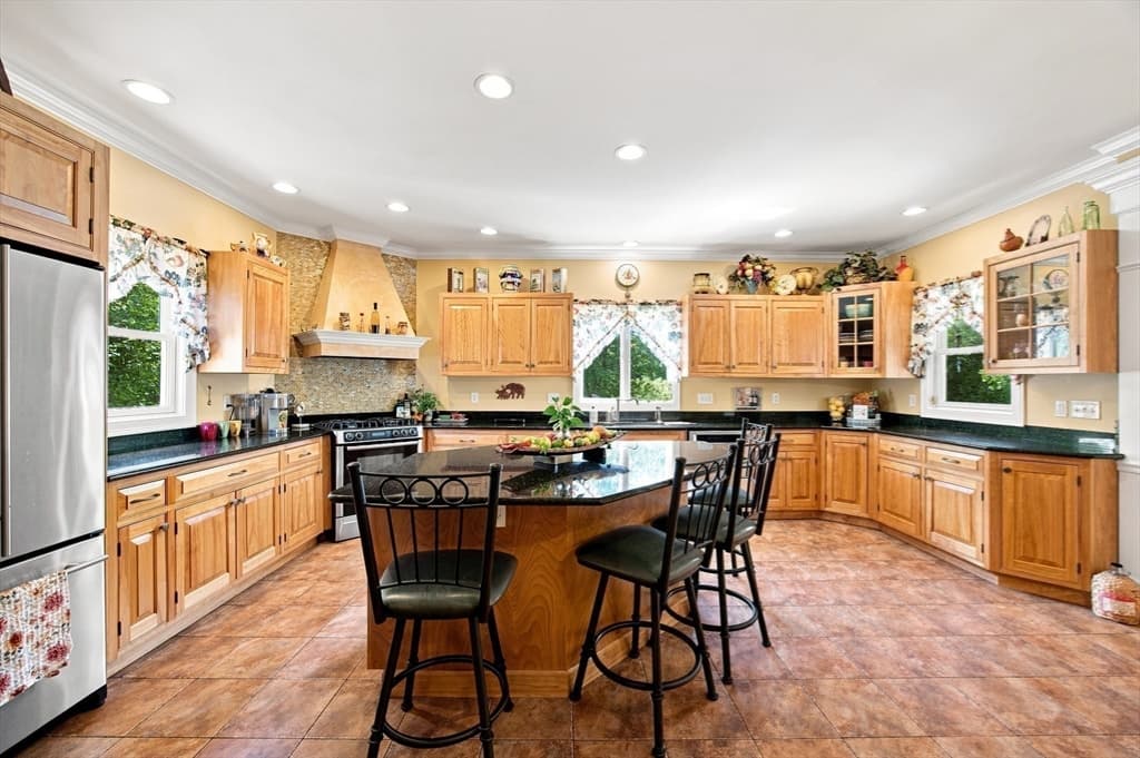 135 Lancaster Dr, Agawam MA 01001 photo 6
