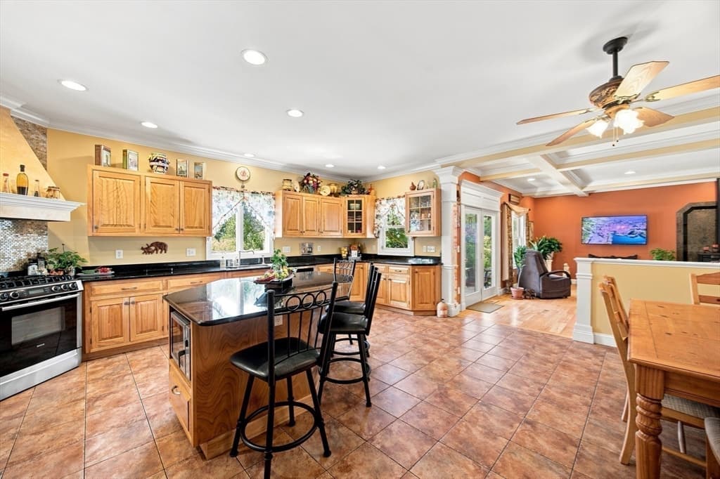 135 Lancaster Dr, Agawam MA 01001 photo 7