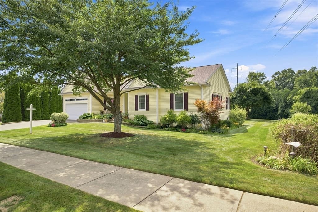 135 Lancaster Dr, Agawam MA 01001 photo 3