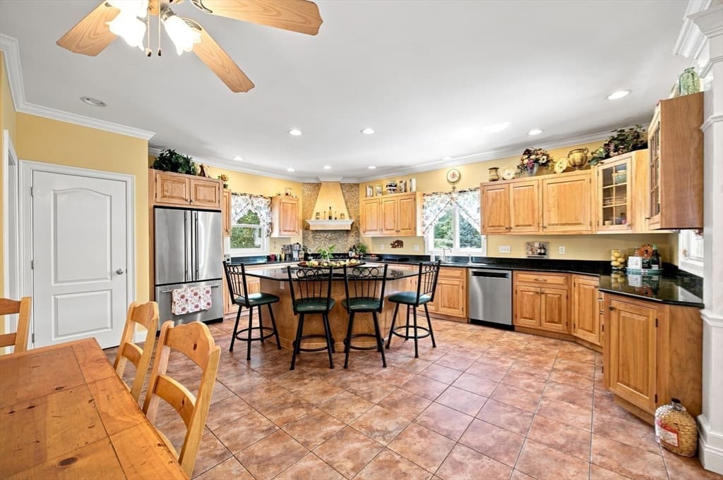 135 Lancaster Dr, Agawam MA 01001 photo 9