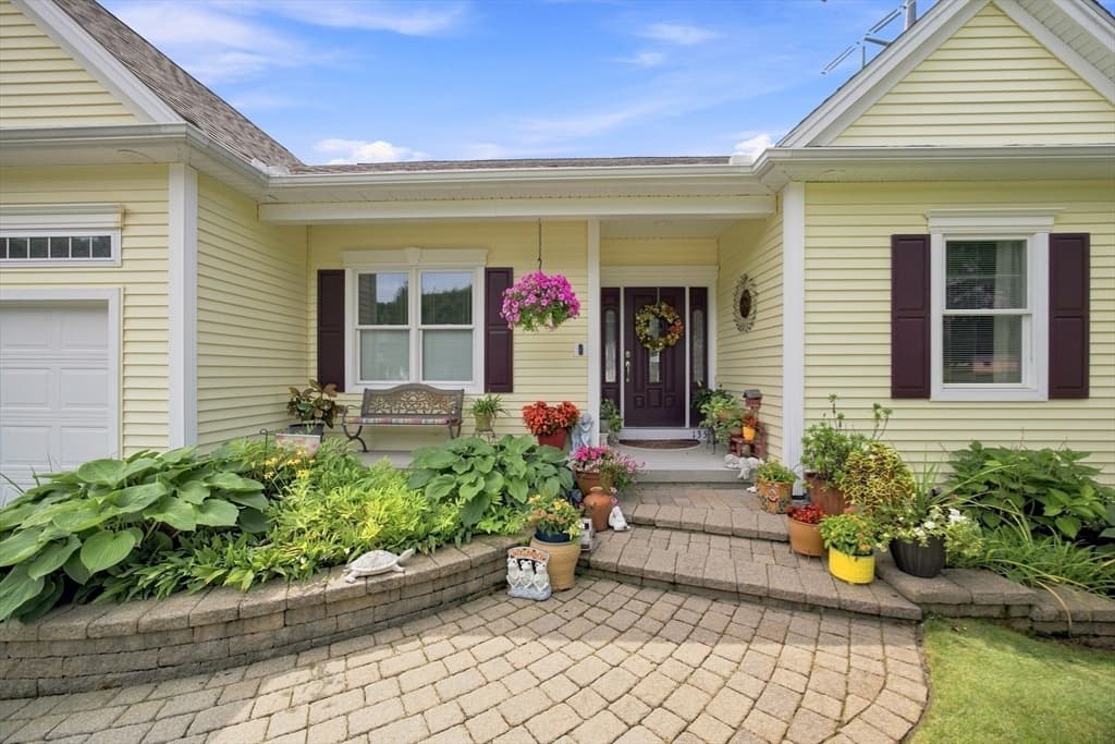 135 Lancaster Dr, Agawam MA 01001 photo 4