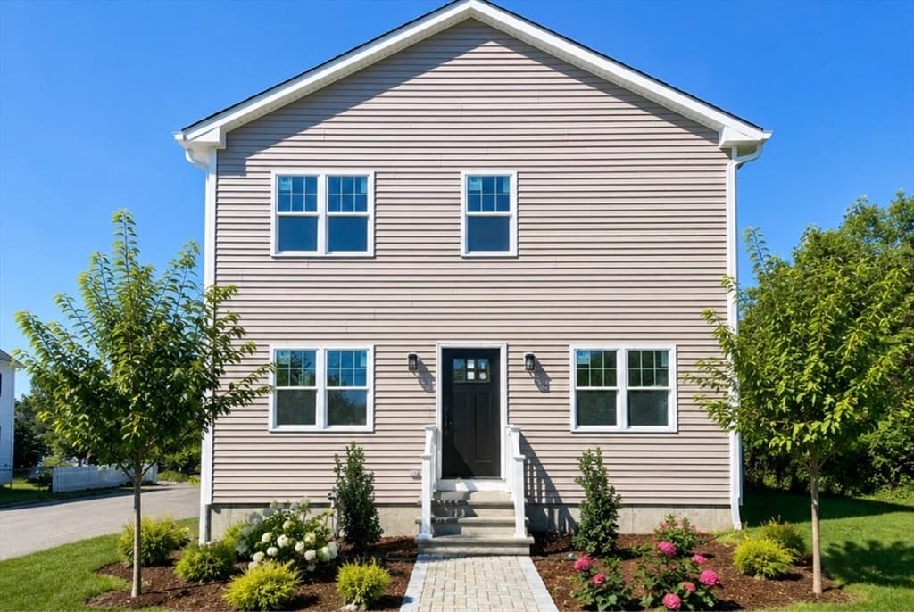 45 County St, Blackstone MA 01504