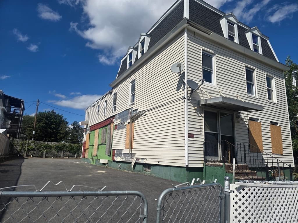 158 Austin St, Worcester MA 01609