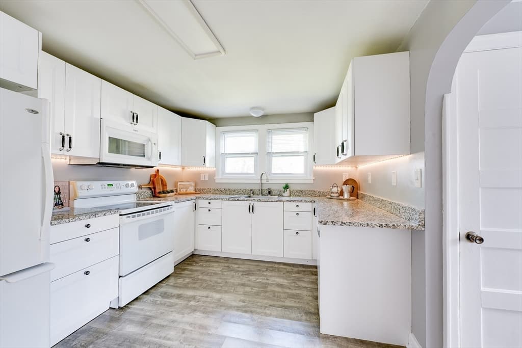 41 Park St, Agawam MA 01030 photo 2