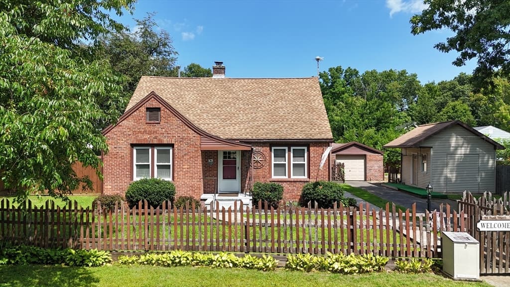 41 Park St, Agawam MA 01030