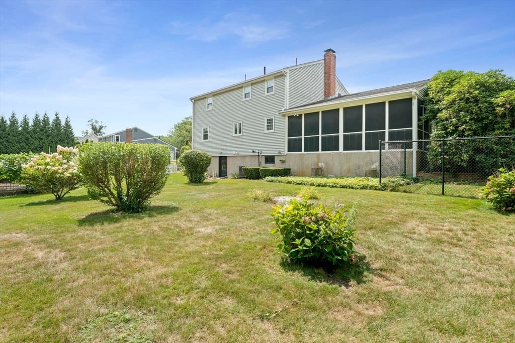 20 Worcester Dr, Norwood MA 02062 photo 2
