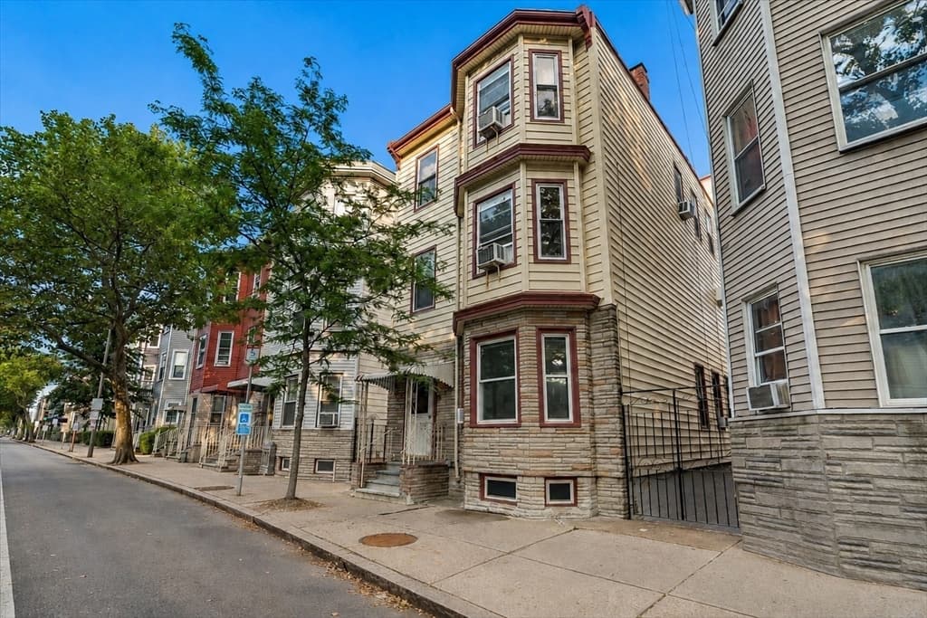 227 Chelsea St, Boston MA 02128