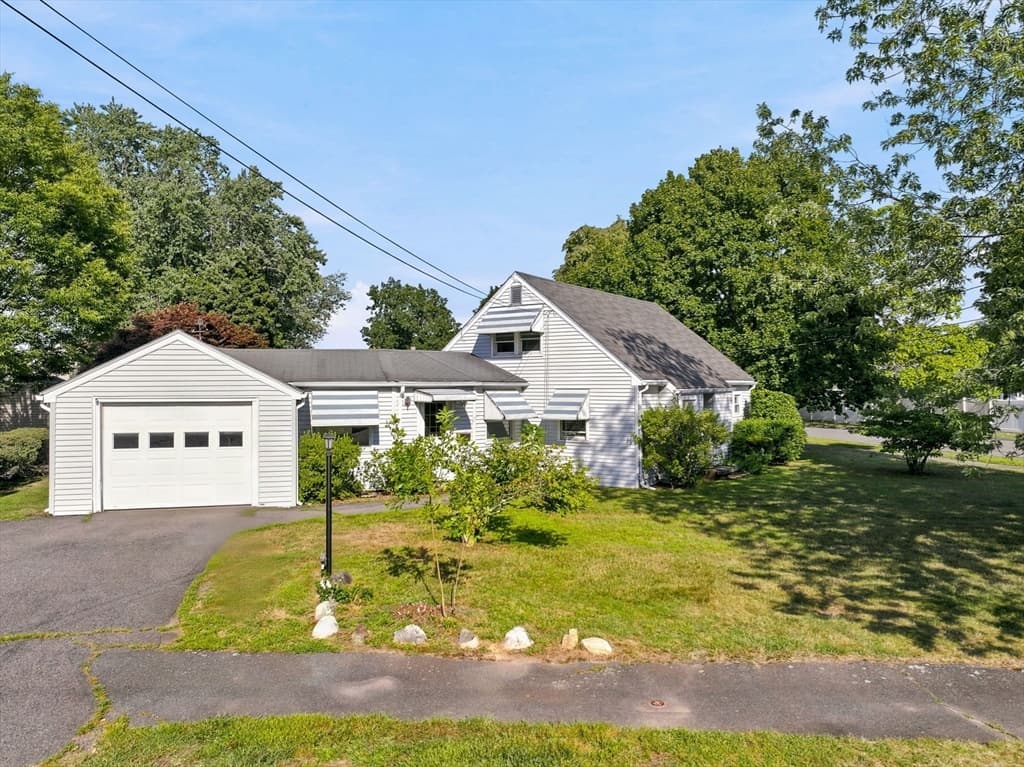 21 Flint St, Danvers MA 01923 photo 2