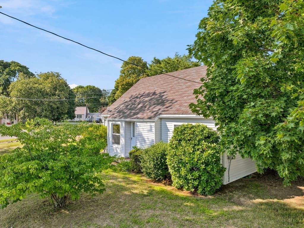 21 Flint St, Danvers MA 01923 photo 3