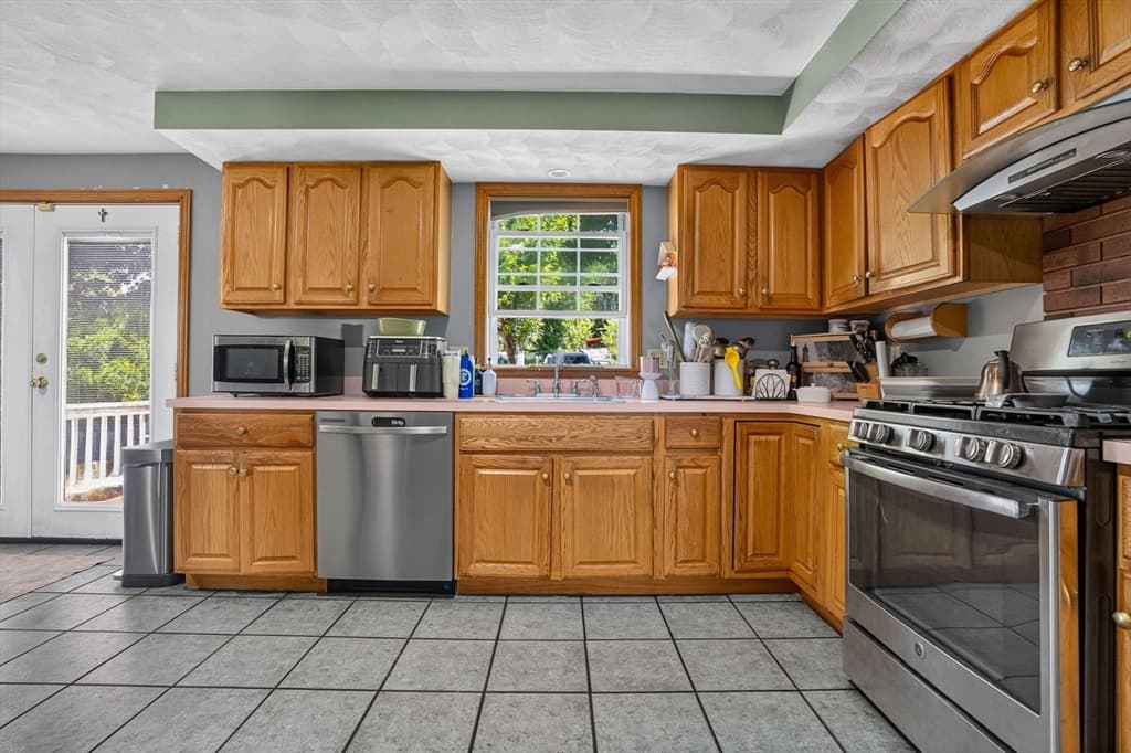 71 Hichborn St, Revere MA 02151 photo 4