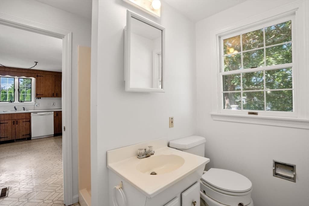 584 Circuit Ave, Bourne MA 02559 photo 13