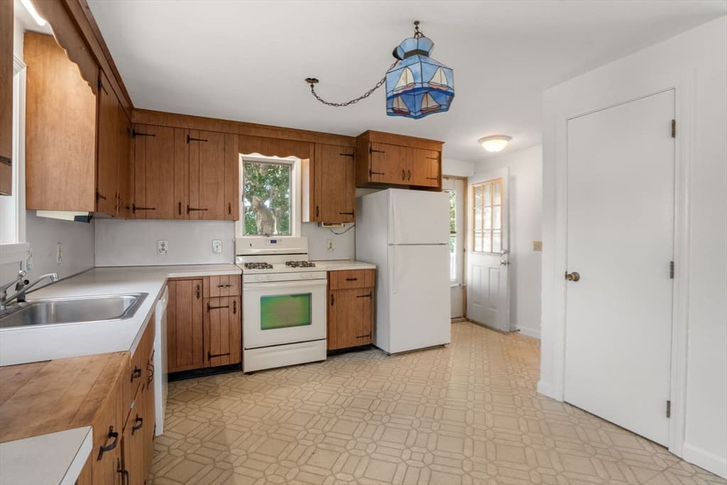 584 Circuit Ave, Bourne MA 02559 photo 7