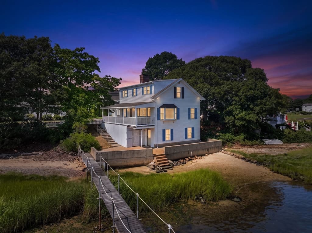 584 Circuit Ave, Bourne MA 02559