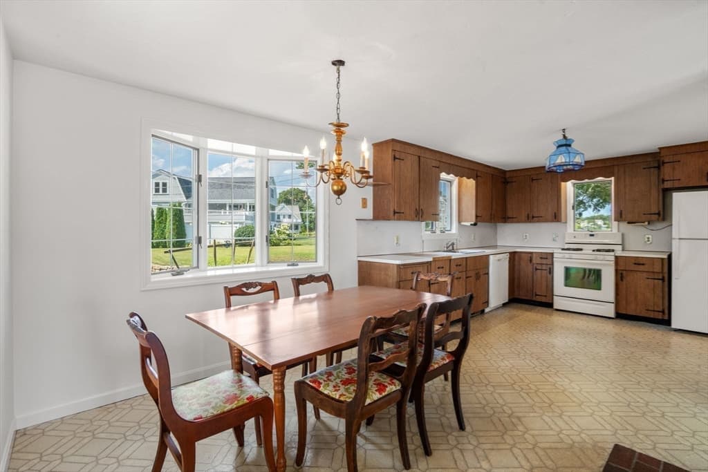 584 Circuit Ave, Bourne MA 02559 photo 9