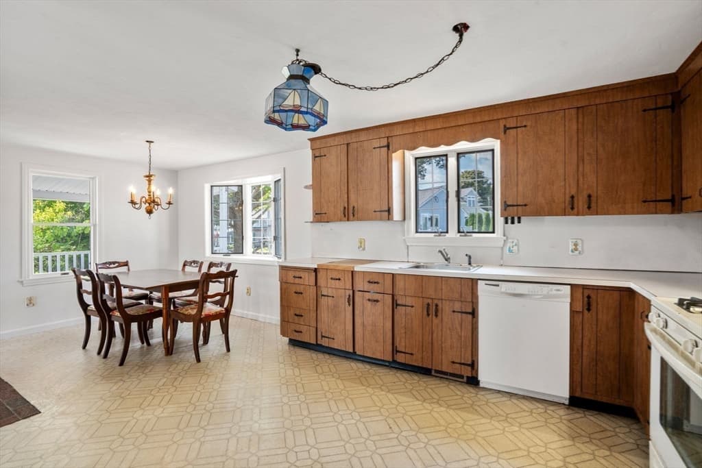 584 Circuit Ave, Bourne MA 02559 photo 10