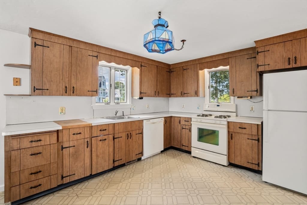584 Circuit Ave, Bourne MA 02559 photo 8