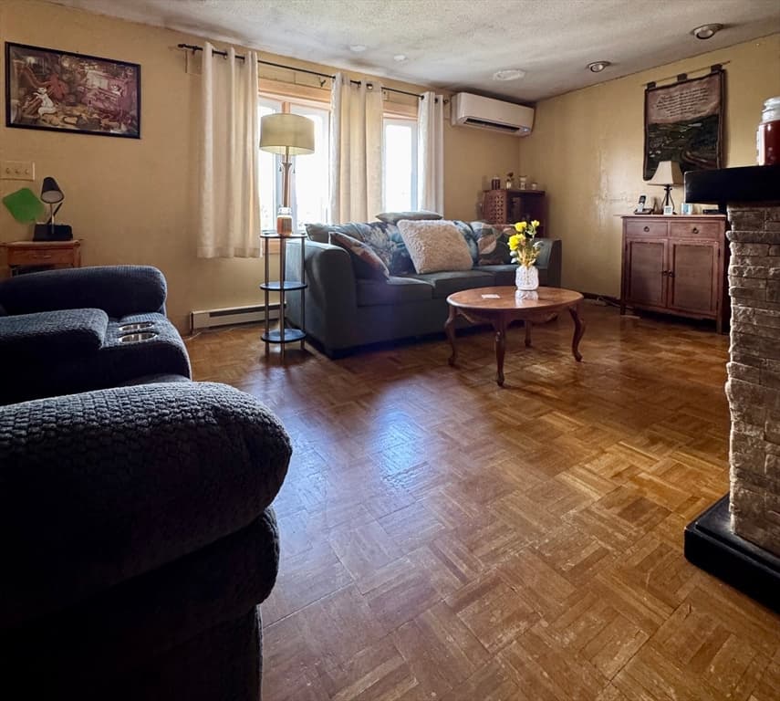93 Marguerite St, Chicopee MA 01020 photo 3
