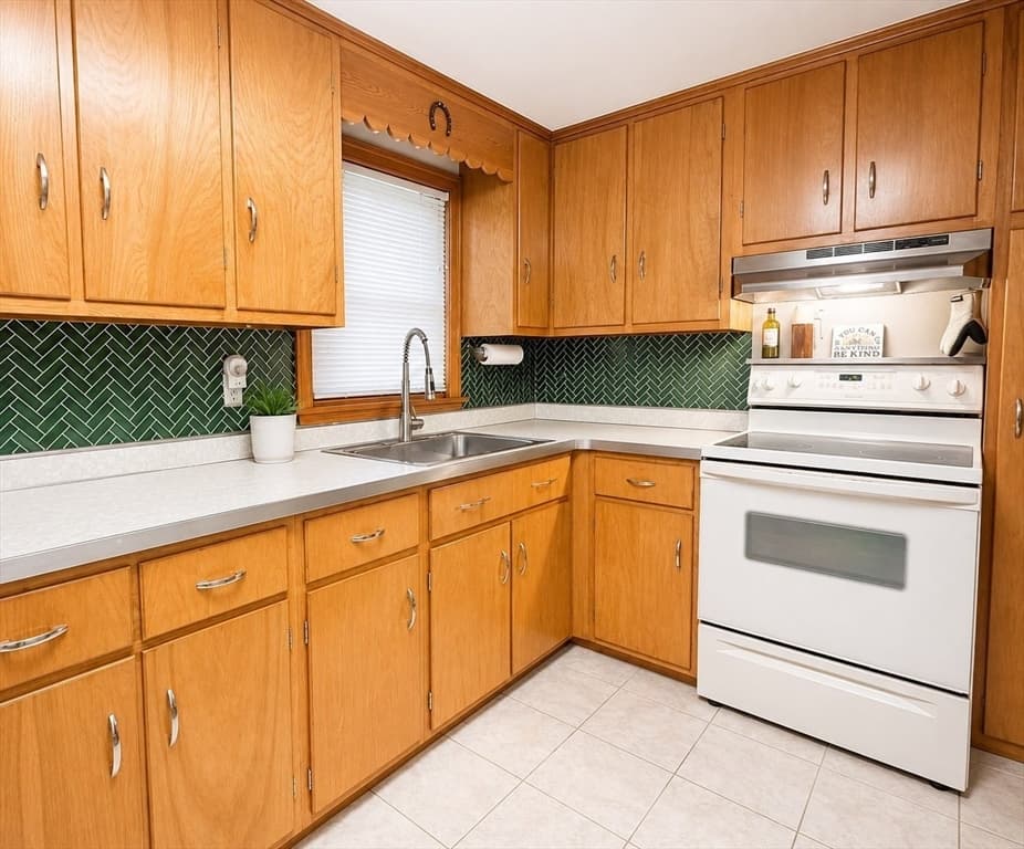 39 Lawnwood St, Springfield MA 01119 photo 3
