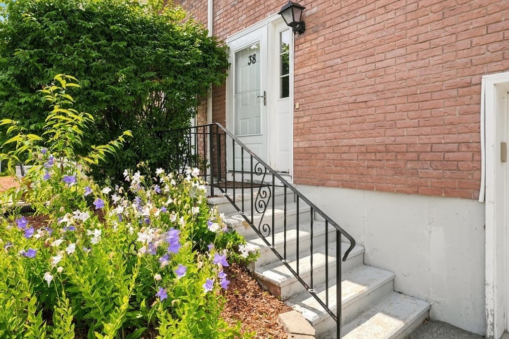 Condominium at 38 Plantation Rd # 38, Oxford MA 01540, Oxford, photo 3 of 39