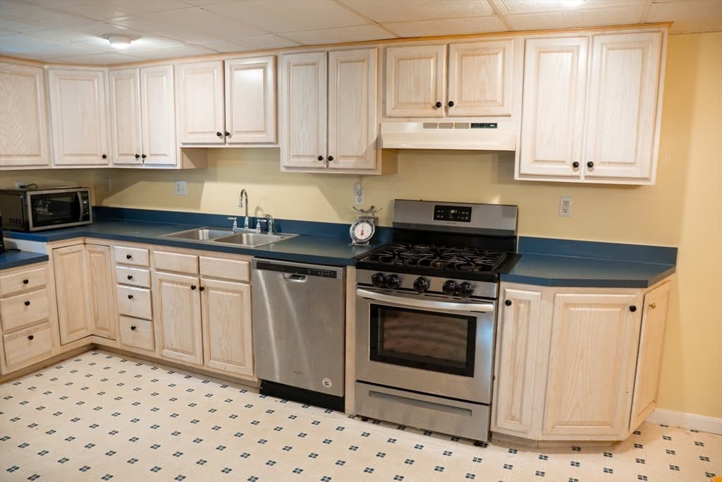 512 Prescott St, New Bedford MA 02746 photo 19