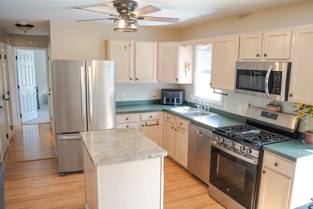 512 Prescott St, New Bedford MA 02746 photo 8